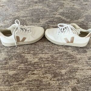 Veja Sneakers - Women’s 7.5/Men’s 6